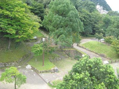 居館の入口と通路(北東から)