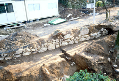 通路と石垣(西から)